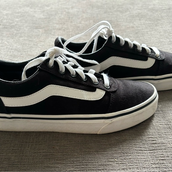 Vans Like New Woman’s black/white sneakers Sz. 7 - Picture 3 of 7